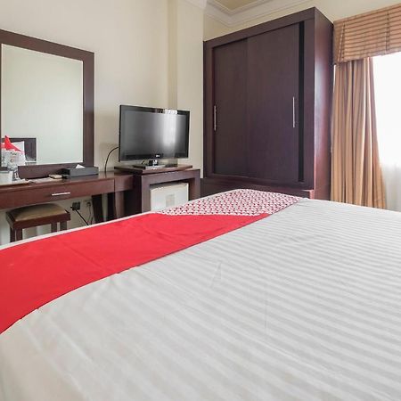 Oyo 1114 Hotel Denpasar Макасар Екстериор снимка