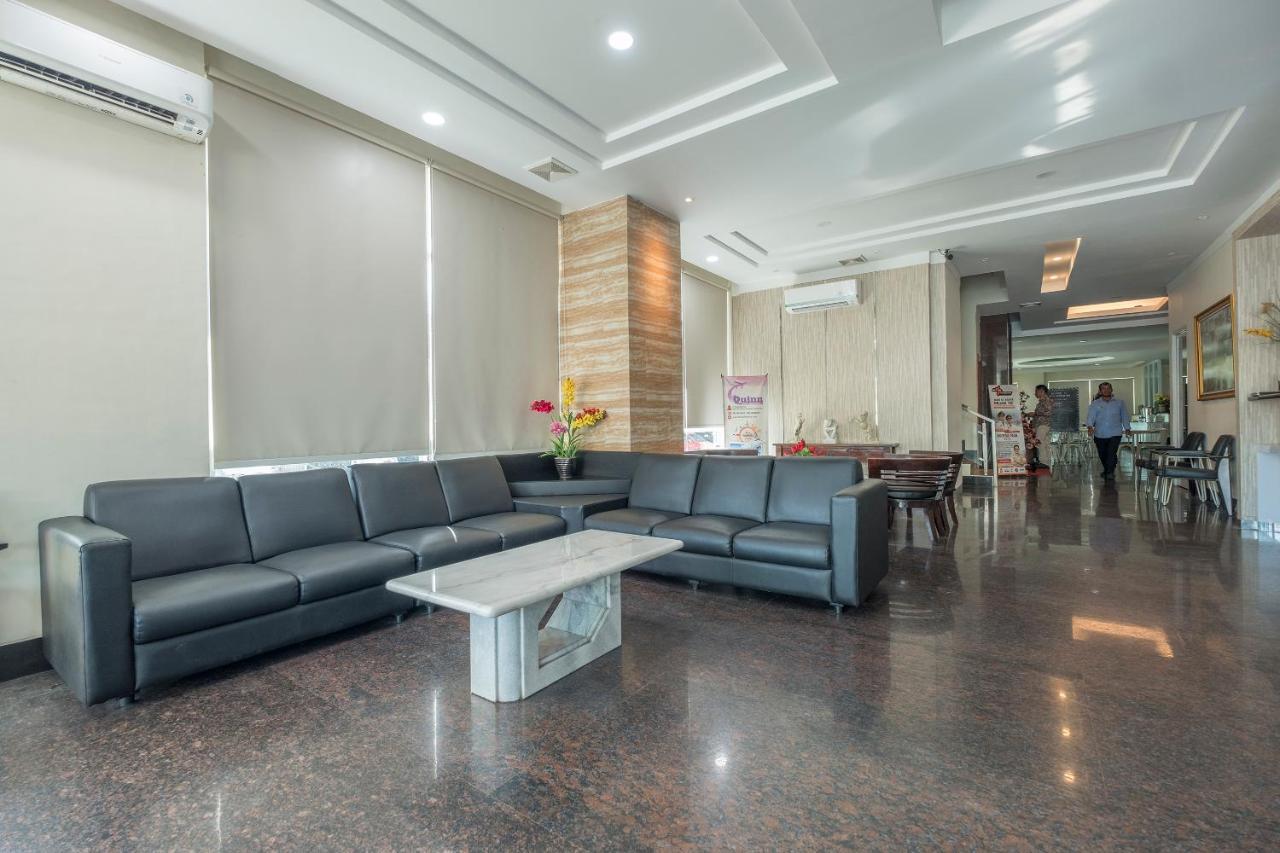 Oyo 1114 Hotel Denpasar Макасар Екстериор снимка
