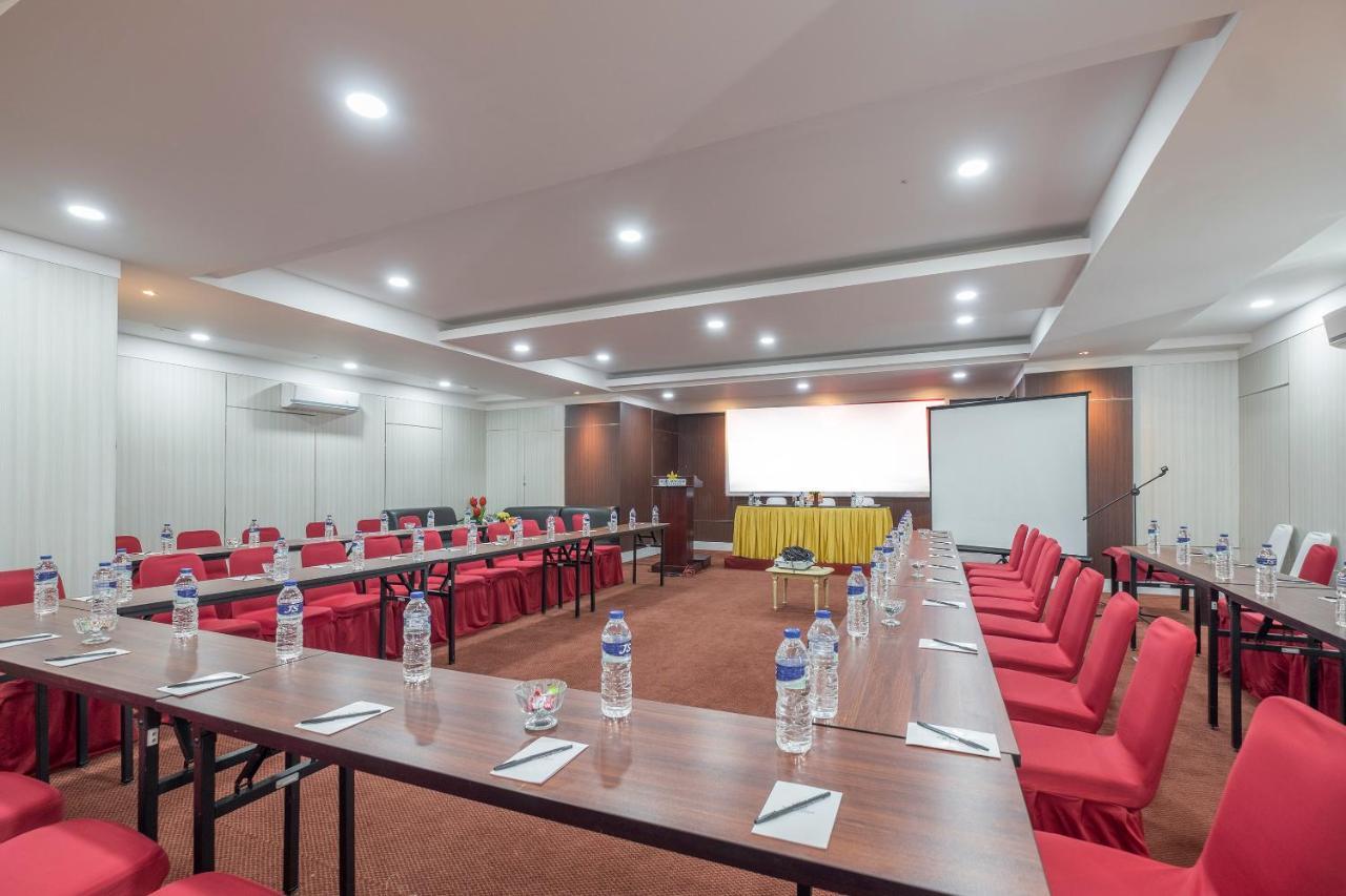 Oyo 1114 Hotel Denpasar Макасар Екстериор снимка