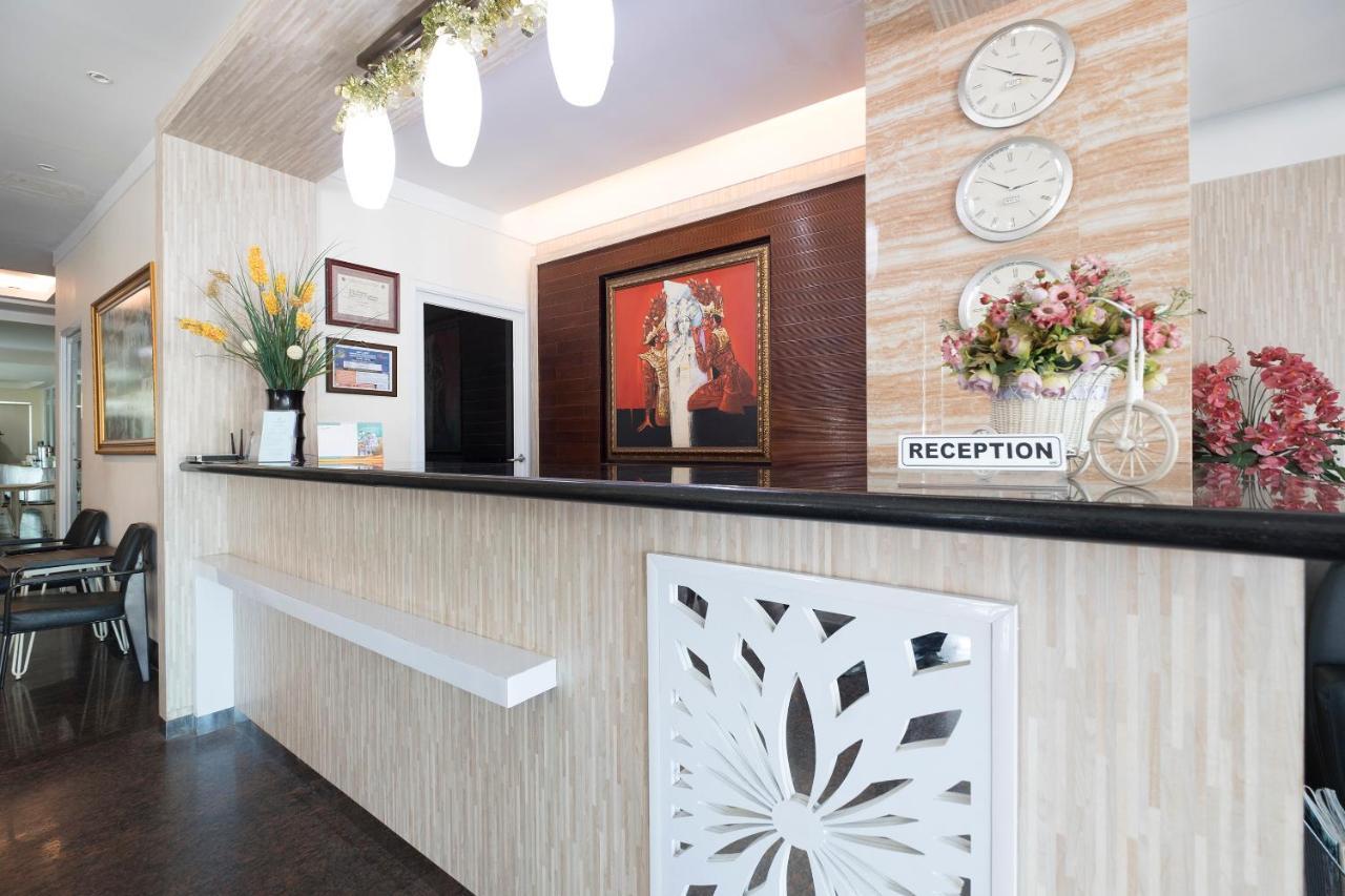 Oyo 1114 Hotel Denpasar Макасар Екстериор снимка