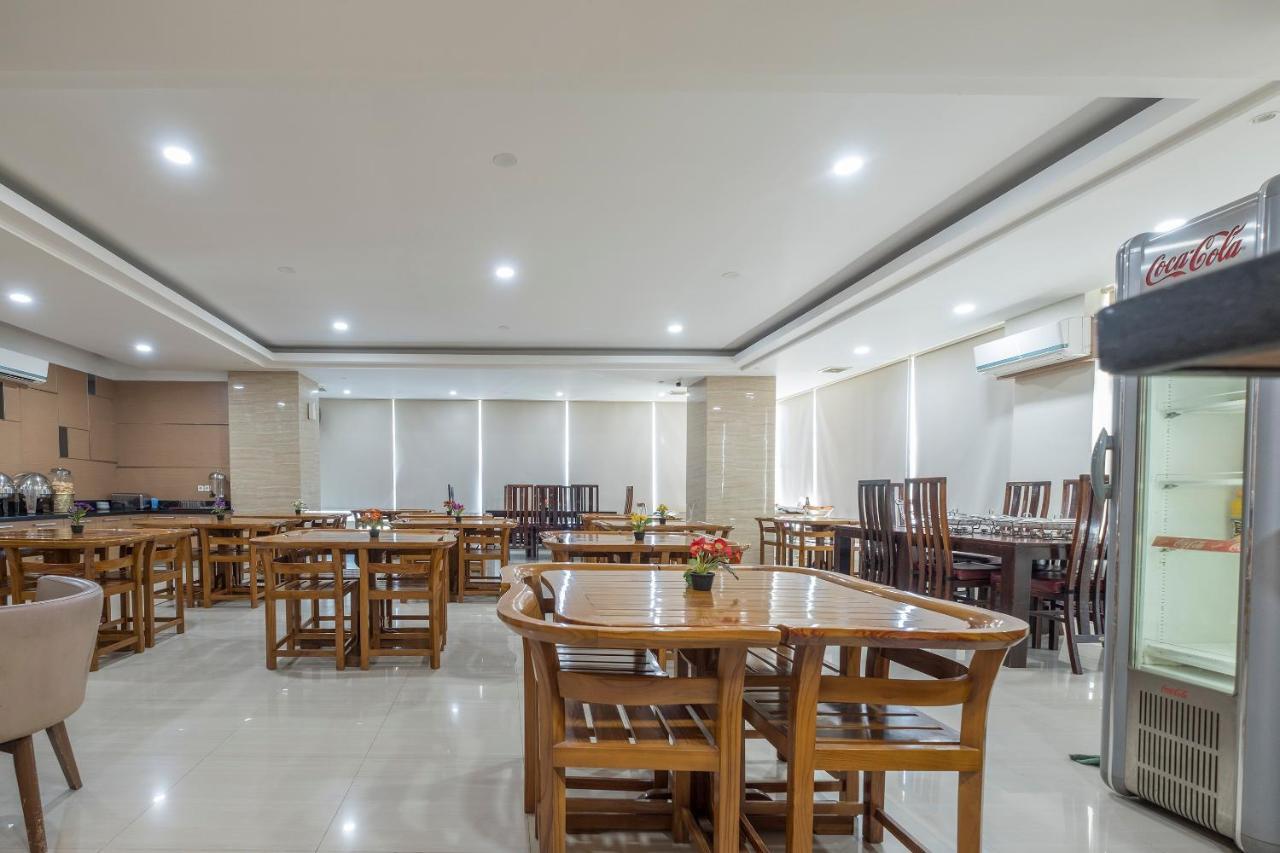 Oyo 1114 Hotel Denpasar Макасар Екстериор снимка
