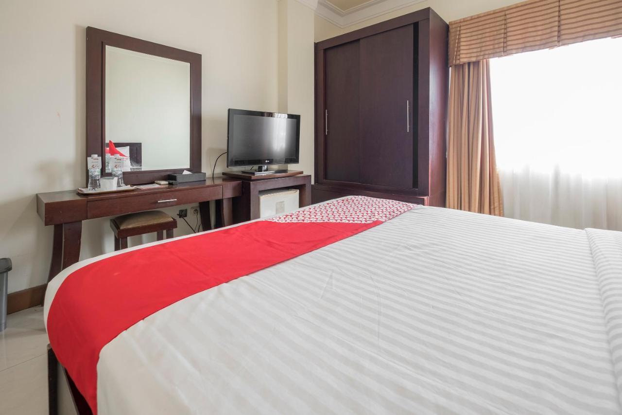 Oyo 1114 Hotel Denpasar Макасар Екстериор снимка