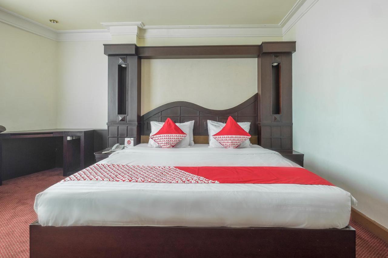 Oyo 1114 Hotel Denpasar Макасар Екстериор снимка