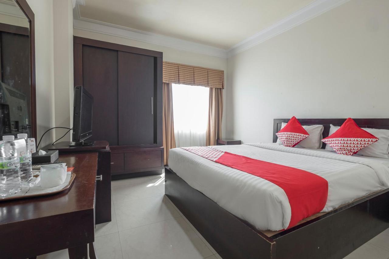Oyo 1114 Hotel Denpasar Макасар Екстериор снимка