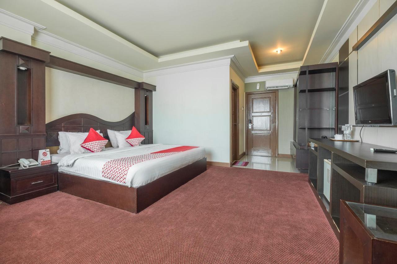 Oyo 1114 Hotel Denpasar Макасар Екстериор снимка