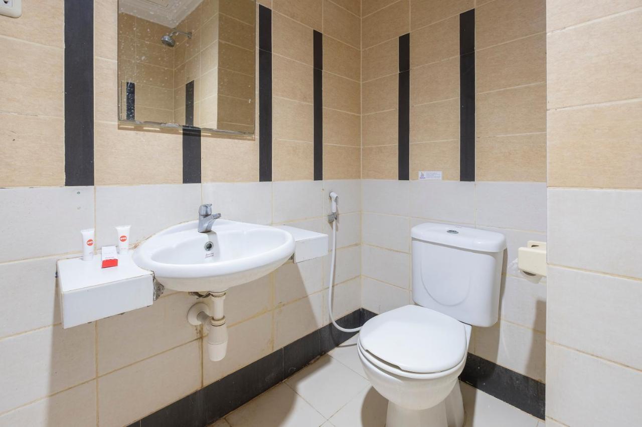 Oyo 1114 Hotel Denpasar Макасар Екстериор снимка