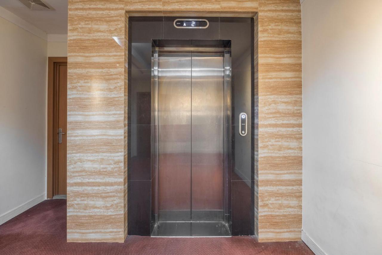 Oyo 1114 Hotel Denpasar Макасар Екстериор снимка