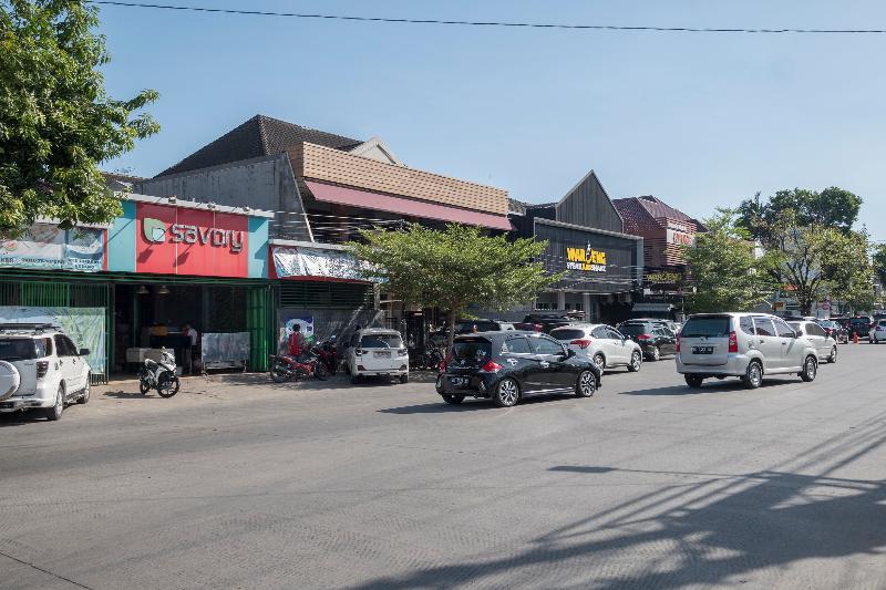 Oyo 1114 Hotel Denpasar Макасар Екстериор снимка