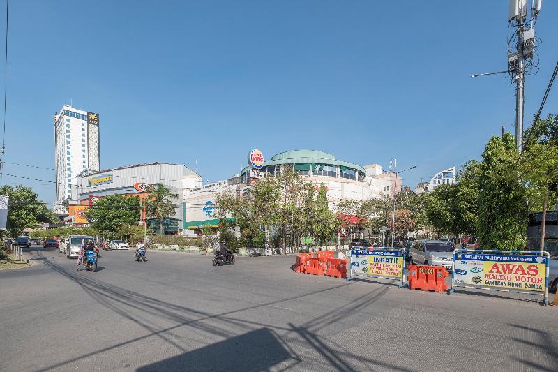 Oyo 1114 Hotel Denpasar Макасар Екстериор снимка