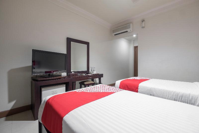 Oyo 1114 Hotel Denpasar Макасар Екстериор снимка