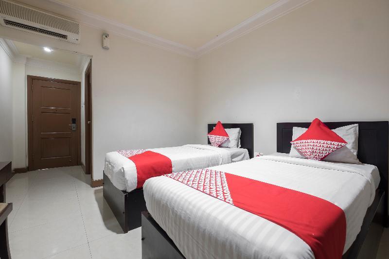Oyo 1114 Hotel Denpasar Макасар Екстериор снимка